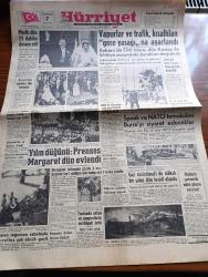 Hürriyet Gazetesi - 7 Mayıs 1960 - Vapurlar Ve Trafik Kısaltılan Gece Yasağı'na Ayarlandı - Yılın Düğünü Prenses Margaret Evlendi - Prenses Margaret'in Düğününden Fotoğraflar - Meclis Dün 25 Dakika Devam Etti - Amerikan Başkanı Eisenhower'in Rusya Seyahati Şüpheli - Spaak Ve NATO Temsilcileri Bursa'yı Ziyaret Edecekler - Havanın Soğuması Sebebiyle Hıdırellez Çok Sönük Geçti - İsimsiz Kadın Aşk Ve His Romanı Yazan Theresa Drake Yazı Dizisi - Dedektif Nik'in Maceraları Çizgi Roman - İstanbul Ankara Radyosu Programı - Simone Signoret Kocasını Marilyn Monroe'yo Mu Kaptırdı - Kalp Aldanmaz Aşk Ve Macera Romanı Çizen Faruk Geç - Hürrem Sultan Yazan Feridun Fazıl Tülbentçi Yazı Dizisi - Pier Angeli Pat Boone'a Aşık Mı Oldu - Allah Çocukları Unuttu Yazan Oya Baydar Yazı Dizisi - Milli Lige 14 Mayıstan İtibaren Konya Ve Bursa'da Devam Edilecek - Ordulararası Basketbolda Amerika Birinci Biz Beşinci Olduk - İngiltere Federasyon Kupası Finali Bugün Oynanıyor - Fatoş Çizgi Roman - Güngörmüşler