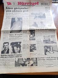 Hürriyet Gazetesi - 8 Mayıs 1960 - Kıbrıs Görüşmeleri Yine Çıkmaza Girdi - Batı Trakya'dan İlticalar  Bir Akın Halinde -  Lale Arabası Rotterdam'da - Nehru 20 Mayıs'ta Türkiye'ye Geliyor - Ankara'da Sokağa Çıkma Yasağı 3 Saate İndi - Fatin Rüştü Zorlu Elçiler İle Görüştü - Düşürülen Amerikan U 2  Uçağının Pilotu Sağ Ve Rusların Elinde Esir - İsimsiz Kadın Aşk Ve His Romanı Yazan Theresa Drake Yazı Dizisi - Dedektif Nik'in Maceraları Çizgi Roman - Brigitte Bardot'nun Kocası Çok Kıskanç Çıktı - Kalp Aldanmaz Aşk Ve Macera Romanı Çizen Faruk Geç - Allah Çocukları Unuttu Yazan Oya Baydar Yazı Dizisi - Hürrem Sultan Yazan Feridun Fazıl Tülbentçi Yazı Dizisi - Fenerbahçe Bugün Bursa'da Akınspor İle Karşılaşıyor - Beşiktaş Adapazarı'nda Yıldırımspor'la Oynuyor - Wolverhampton Blackburn'u 3 0 Yenip Federasyon Kupasını Kazandı - Avrupa Halter Şampiyonasında Halter Milli Takımımız Elimine Oldu - Fatoş Çizgi Roman - Güngörmüşler Çizgi Roman - Feriköy Avrupa Turnesine Çıkacak