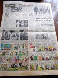 Hürriyet Gazetesi - 8 Mayıs 1960 - Kıbrıs Görüşmeleri Yine Çıkmaza Girdi - Batı Trakya'dan İlticalar  Bir Akın Halinde -  Lale Arabası Rotterdam'da - Nehru 20 Mayıs'ta Türkiye'ye Geliyor - Ankara'da Sokağa Çıkma Yasağı 3 Saate İndi - Fatin Rüştü Zorlu Elçiler İle Görüştü - Düşürülen Amerikan U 2  Uçağının Pilotu Sağ Ve Rusların Elinde Esir - İsimsiz Kadın Aşk Ve His Romanı Yazan Theresa Drake Yazı Dizisi - Dedektif Nik'in Maceraları Çizgi Roman - Brigitte Bardot'nun Kocası Çok Kıskanç Çıktı - Kalp Aldanmaz Aşk Ve Macera Romanı Çizen Faruk Geç - Allah Çocukları Unuttu Yazan Oya Baydar Yazı Dizisi - Hürrem Sultan Yazan Feridun Fazıl Tülbentçi Yazı Dizisi - Fenerbahçe Bugün Bursa'da Akınspor İle Karşılaşıyor - Beşiktaş Adapazarı'nda Yıldırımspor'la Oynuyor - Wolverhampton Blackburn'u 3 0 Yenip Federasyon Kupasını Kazandı - Avrupa Halter Şampiyonasında Halter Milli Takımımız Elimine Oldu - Fatoş Çizgi Roman - Güngörmüşler Çizgi Roman - Feriköy Avrupa Turnesine Çıkacak