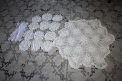 El Örgüsü Tığ Işi 1 Adet Fiskos Masa Örtüsü (85X93) El Işi Dantel   VE 12 ADETTE KÜCÜK BOY DANTEL ÖRTÜ 20X20 CM (ANTIK KOLİ 8