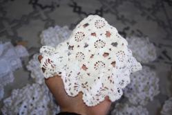 El Örgüsü Tığ Işi 1 Adet Fiskos Masa Örtüsü (85X93) El Işi Dantel   VE 12 ADETTE KÜCÜK BOY DANTEL ÖRTÜ 20X20 CM (ANTIK KOLİ 8