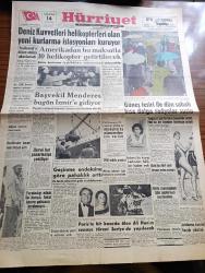 Hürriyet Gazetesi - 14 Mayıs 1960 - Deniz Kuvvetleri Helikopterleri Olan Yeni Kurtarma İstasyonları Kuruyor -  Amerika'dan Bu Maksatla 10 Helikopter Getirtilecek - Başvekil Adnan Menderes Bugün İzmir'e Gidiyor - Denizcilik Bankası Tarafından Boğaz Ağzında Üç Yeni Radyofar İstasyonu Kurulacak - Paris'te Bir Kazada Ölen Ali Han'ın Cenaze Töreni Suriye'de Yapılacak - Örfi İdarenin 29 Numaralı Tebliğ İle İlkokullarda Müsamerelere İzin Verildi - İsimsiz Kadın Aşk Ve His Romanı Yazan Theresa Drake Yazı Dizisi - Dedektif Nik'in Maceraları Çizgi Roman - Burç Falınız - Kalp Aldanmaz Aşk Ve Macera Romanı Çizen Faruk Geç - Allah Çocukları Unuttu Yazan Oya Baydar Yazı Dizisi - Suzie Wong Filmi 36 Milyon Liraya Maloluyor - Paşabahçe - Hürrem Sultan Yazan Feridun Fazıl Tülbentçi Yazı Dizisi - Bugün Bursa'da Vefa Altınordu Fenerbahçe Göztepe Karşılaşıyor - Yarın Yunanistan'la karşılaşacak Ordu Takımımızın Tertibi Belli Oldu - İsmet Yamanoğlu Vefanın Bursa'daki Maçlarda Alacağı Hasılata Haciz Koydurdu