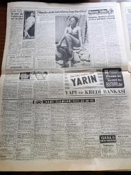 Hürriyet Gazetesi - 15 Mayıs 1960 - Adnan Menderes Ordu Vapuru İle İzmir'e Hareket Etti - İstanbul'da Yeni Bir Trafik Tedbirleri Alındı - Troleybüs Hattı İçin Çalışmalara Başlandı - Lübnan Hükümeti İstifa Etti - Osman Bölükbaşı İsmet İnönü'yü Ziyaret Etti - Hınıs'ta Bulunan Mağara için Hayaller Boş Çıktı - Ankara'da Sinema Bugün Tatil Edildi - Ali Han Şatosuna Gömülecek -  İsimsiz Kadın Aşk Ve His Romanı Yazan Theresa Drake Yazı Dizisi - Çırağan Tesisleri İnşaatı Yaz Sonunda Başlayacak - Dedektif Nik'in Maceraları Çizgi Roman - Kalp Aldanmaz Aşk Ve Macera Romanı Çizen Faruk Geç - Filmciler Ahlak Kanunlarına Harp İlan Ettiler - Hürrem Sultan Yazan Feridun Fazıl Tülbentçi Yazı Dizisi - Allah Çocukları Unuttu Yazan Oya Baydar Yazı Dizisi - Türkiye Yunanistan Ordu Futbol Takımları Bugün 18 de Karşılaşıyor - Fatoş Çizgi Roman - Hacettepe 2 Adalet 0 - Dünya Ordulararası Futbol Şampiyonası - Fatoş Çizgi Roman - Güngörmüşler Çizgi Roman