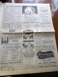 Hürriyet Gazetesi - 15 Mayıs 1960 - Adnan Menderes Ordu Vapuru İle İzmir'e Hareket Etti - İstanbul'da Yeni Bir Trafik Tedbirleri Alındı - Troleybüs Hattı İçin Çalışmalara Başlandı - Lübnan Hükümeti İstifa Etti - Osman Bölükbaşı İsmet İnönü'yü Ziyaret Etti - Hınıs'ta Bulunan Mağara için Hayaller Boş Çıktı - Ankara'da Sinema Bugün Tatil Edildi - Ali Han Şatosuna Gömülecek -  İsimsiz Kadın Aşk Ve His Romanı Yazan Theresa Drake Yazı Dizisi - Çırağan Tesisleri İnşaatı Yaz Sonunda Başlayacak - Dedektif Nik'in Maceraları Çizgi Roman - Kalp Aldanmaz Aşk Ve Macera Romanı Çizen Faruk Geç - Filmciler Ahlak Kanunlarına Harp İlan Ettiler - Hürrem Sultan Yazan Feridun Fazıl Tülbentçi Yazı Dizisi - Allah Çocukları Unuttu Yazan Oya Baydar Yazı Dizisi - Türkiye Yunanistan Ordu Futbol Takımları Bugün 18 de Karşılaşıyor - Fatoş Çizgi Roman - Hacettepe 2 Adalet 0 - Dünya Ordulararası Futbol Şampiyonası - Fatoş Çizgi Roman - Güngörmüşler Çizgi Roman