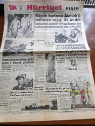 Hürriyet Gazetesi - 20 Mayıs 1960 - Büyük Kurtarıcı Atatürk'ü Milletçe Saygı İle Andık - Samsun'dan Getirilen 19 Mayıs Bayrağı Dün Çankaya'da Cumhurreisi Celal Bayar'a Teslim Edildi - Örfi İdare Dün İçki Yasağını Hafifletti - Vali Foot'a Göre Kıbrıs'ta İktisadi Çöküntü Başladı - Dag Hammarskjoeld Ve Nixon Harp Tehlikesi Görmüyor - Hitler'in Ankara Elçisi Von Papen İstanbul'da - Buca Cezaevinde Bulunan Silahlar -  Aziz Nesin Gözüne Gözlük Bugün Çıktı - İsimsiz Kadın Aşk Ve His Romanı Yazan Theresa Drake Yazı Dizisi - Dedektif Nik'in Maceraları Çizgi Roman - Frank Sinatra Hollywood'un En Büyük Aktörü Haline Geldi - Kalp Aldanmaz Aşk Ve Macera Romanı Çizen Faruk Geç - Anita Ekberg Eski Kocasından Korunmak İçin İki Muhafız Tuttu - Allah Çocukları Unuttu Yazan Oya Baydar Yazı Dizisi - Hürrem Sultan Yazan Feridun Fazıl Tülbentçi Yazı Dizisi - Ordulararası Şampiyona Türkiye 0 Fransa 0 - Beşiktaş Ve Fenerbahçe Bugün Adana'ya Gidiyor - Real Madrid Dünyanın Bir Numaralı Takımı - Voleybol