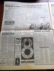 Hürriyet Gazetesi - 20 Mayıs 1960 - Büyük Kurtarıcı Atatürk'ü Milletçe Saygı İle Andık - Samsun'dan Getirilen 19 Mayıs Bayrağı Dün Çankaya'da Cumhurreisi Celal Bayar'a Teslim Edildi - Örfi İdare Dün İçki Yasağını Hafifletti - Vali Foot'a Göre Kıbrıs'ta İktisadi Çöküntü Başladı - Dag Hammarskjoeld Ve Nixon Harp Tehlikesi Görmüyor - Hitler'in Ankara Elçisi Von Papen İstanbul'da - Buca Cezaevinde Bulunan Silahlar -  Aziz Nesin Gözüne Gözlük Bugün Çıktı - İsimsiz Kadın Aşk Ve His Romanı Yazan Theresa Drake Yazı Dizisi - Dedektif Nik'in Maceraları Çizgi Roman - Frank Sinatra Hollywood'un En Büyük Aktörü Haline Geldi - Kalp Aldanmaz Aşk Ve Macera Romanı Çizen Faruk Geç - Anita Ekberg Eski Kocasından Korunmak İçin İki Muhafız Tuttu - Allah Çocukları Unuttu Yazan Oya Baydar Yazı Dizisi - Hürrem Sultan Yazan Feridun Fazıl Tülbentçi Yazı Dizisi - Ordulararası Şampiyona Türkiye 0 Fransa 0 - Beşiktaş Ve Fenerbahçe Bugün Adana'ya Gidiyor - Real Madrid Dünyanın Bir Numaralı Takımı - Voleybol