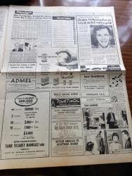 Hürriyet Gazetesi - 20 Mayıs 1960 - Büyük Kurtarıcı Atatürk'ü Milletçe Saygı İle Andık - Samsun'dan Getirilen 19 Mayıs Bayrağı Dün Çankaya'da Cumhurreisi Celal Bayar'a Teslim Edildi - Örfi İdare Dün İçki Yasağını Hafifletti - Vali Foot'a Göre Kıbrıs'ta İktisadi Çöküntü Başladı - Dag Hammarskjoeld Ve Nixon Harp Tehlikesi Görmüyor - Hitler'in Ankara Elçisi Von Papen İstanbul'da - Buca Cezaevinde Bulunan Silahlar -  Aziz Nesin Gözüne Gözlük Bugün Çıktı - İsimsiz Kadın Aşk Ve His Romanı Yazan Theresa Drake Yazı Dizisi - Dedektif Nik'in Maceraları Çizgi Roman - Frank Sinatra Hollywood'un En Büyük Aktörü Haline Geldi - Kalp Aldanmaz Aşk Ve Macera Romanı Çizen Faruk Geç - Anita Ekberg Eski Kocasından Korunmak İçin İki Muhafız Tuttu - Allah Çocukları Unuttu Yazan Oya Baydar Yazı Dizisi - Hürrem Sultan Yazan Feridun Fazıl Tülbentçi Yazı Dizisi - Ordulararası Şampiyona Türkiye 0 Fransa 0 - Beşiktaş Ve Fenerbahçe Bugün Adana'ya Gidiyor - Real Madrid Dünyanın Bir Numaralı Takımı - Voleybol