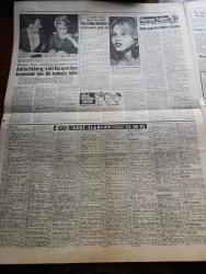 Hürriyet Gazetesi - 20 Mayıs 1960 - Büyük Kurtarıcı Atatürk'ü Milletçe Saygı İle Andık - Samsun'dan Getirilen 19 Mayıs Bayrağı Dün Çankaya'da Cumhurreisi Celal Bayar'a Teslim Edildi - Örfi İdare Dün İçki Yasağını Hafifletti - Vali Foot'a Göre Kıbrıs'ta İktisadi Çöküntü Başladı - Dag Hammarskjoeld Ve Nixon Harp Tehlikesi Görmüyor - Hitler'in Ankara Elçisi Von Papen İstanbul'da - Buca Cezaevinde Bulunan Silahlar -  Aziz Nesin Gözüne Gözlük Bugün Çıktı - İsimsiz Kadın Aşk Ve His Romanı Yazan Theresa Drake Yazı Dizisi - Dedektif Nik'in Maceraları Çizgi Roman - Frank Sinatra Hollywood'un En Büyük Aktörü Haline Geldi - Kalp Aldanmaz Aşk Ve Macera Romanı Çizen Faruk Geç - Anita Ekberg Eski Kocasından Korunmak İçin İki Muhafız Tuttu - Allah Çocukları Unuttu Yazan Oya Baydar Yazı Dizisi - Hürrem Sultan Yazan Feridun Fazıl Tülbentçi Yazı Dizisi - Ordulararası Şampiyona Türkiye 0 Fransa 0 - Beşiktaş Ve Fenerbahçe Bugün Adana'ya Gidiyor - Real Madrid Dünyanın Bir Numaralı Takımı - Voleybol