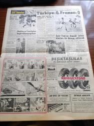 Hürriyet Gazetesi - 20 Mayıs 1960 - Büyük Kurtarıcı Atatürk'ü Milletçe Saygı İle Andık - Samsun'dan Getirilen 19 Mayıs Bayrağı Dün Çankaya'da Cumhurreisi Celal Bayar'a Teslim Edildi - Örfi İdare Dün İçki Yasağını Hafifletti - Vali Foot'a Göre Kıbrıs'ta İktisadi Çöküntü Başladı - Dag Hammarskjoeld Ve Nixon Harp Tehlikesi Görmüyor - Hitler'in Ankara Elçisi Von Papen İstanbul'da - Buca Cezaevinde Bulunan Silahlar -  Aziz Nesin Gözüne Gözlük Bugün Çıktı - İsimsiz Kadın Aşk Ve His Romanı Yazan Theresa Drake Yazı Dizisi - Dedektif Nik'in Maceraları Çizgi Roman - Frank Sinatra Hollywood'un En Büyük Aktörü Haline Geldi - Kalp Aldanmaz Aşk Ve Macera Romanı Çizen Faruk Geç - Anita Ekberg Eski Kocasından Korunmak İçin İki Muhafız Tuttu - Allah Çocukları Unuttu Yazan Oya Baydar Yazı Dizisi - Hürrem Sultan Yazan Feridun Fazıl Tülbentçi Yazı Dizisi - Ordulararası Şampiyona Türkiye 0 Fransa 0 - Beşiktaş Ve Fenerbahçe Bugün Adana'ya Gidiyor - Real Madrid Dünyanın Bir Numaralı Takımı - Voleybol