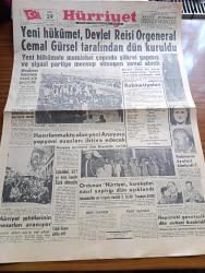 Hürriyet Gazetesi - 29 Mayıs 1960 - Yeni Hükümet Devlet Reisi Orgeneral Cemal Gürsel Tarafından Kuruldu - Adnan Menderes Kaçarken Nasıl Ele Geçti - Fatin Rüştü Zorlu'nun Eşi Mücevherlerini Kaçırmak İstedi - Kabine Üyeleri - Hürriyet Şehitlerinin Mezarları Aranıyor - İstanbul 507 Yıl Önce Bugün Türk Olmuştu - Celal Bayar İstifa Etti - Ordunun Hürriyet Hareketini Nasıl Yaptığı Dün Açıklandı - Hapisteki Gazeteciler Dün Serbest Bırakıldılar - İsimsiz Kadın Aşk Ve His Romanı Yazan Theresa Drake Yazı Dizisi - Dedektif Nik'in Maceraları Çizgi Roman - Altay Bugün America Takımı İle Karşılaşıyor - Kalp Aldanmaz Aşk Ve Macera Romanı Çizen Faruk Geç - İskoçya Milli Maçının Yapılma İhtimali Arttı - Sophia Loren Çocuğu Olmadığı İçin Üzgün - Allah Çocukları Unuttu Yazan Oya Baydar Yazı Dizisi - John Saxon Hollywood'un En Mesut Bekarı - Ankara Ve İstanbul Dünü Nasıl Geçirdi Fotoğraflar - Fatoş Çizgi Roman - Güngörmüşler Çizgi Roman - Büyük Ata'nın Huzurunda
