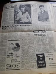 Hürriyet Gazetesi - 29 Mayıs 1960 - Yeni Hükümet Devlet Reisi Orgeneral Cemal Gürsel Tarafından Kuruldu - Adnan Menderes Kaçarken Nasıl Ele Geçti - Fatin Rüştü Zorlu'nun Eşi Mücevherlerini Kaçırmak İstedi - Kabine Üyeleri - Hürriyet Şehitlerinin Mezarları Aranıyor - İstanbul 507 Yıl Önce Bugün Türk Olmuştu - Celal Bayar İstifa Etti - Ordunun Hürriyet Hareketini Nasıl Yaptığı Dün Açıklandı - Hapisteki Gazeteciler Dün Serbest Bırakıldılar - İsimsiz Kadın Aşk Ve His Romanı Yazan Theresa Drake Yazı Dizisi - Dedektif Nik'in Maceraları Çizgi Roman - Altay Bugün America Takımı İle Karşılaşıyor - Kalp Aldanmaz Aşk Ve Macera Romanı Çizen Faruk Geç - İskoçya Milli Maçının Yapılma İhtimali Arttı - Sophia Loren Çocuğu Olmadığı İçin Üzgün - Allah Çocukları Unuttu Yazan Oya Baydar Yazı Dizisi - John Saxon Hollywood'un En Mesut Bekarı - Ankara Ve İstanbul Dünü Nasıl Geçirdi Fotoğraflar - Fatoş Çizgi Roman - Güngörmüşler Çizgi Roman - Büyük Ata'nın Huzurunda