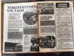 HAYAT SPOR DERGİSİ - 14 ARALIK 1977 - SAYI: 50 -KAYSERİSPOR 1977 TAKIM KADROSU POSTERİ - İZMİRSPOR 1977 TAKIM KADROSU POSTERİ - HATAYSPOR 1977 TAKIM KADROSU POSTERİ - PAUNOVİÇ, BEŞİKTAŞ - VEYSEL SERÇE - FENERBAHÇE BOMBA GİBİ - GALATASARAY - ERDEN GÜLEY - TRABZONSPOR - HALİT KIVANÇ - BREZİLYA'NIN YENİ MİLYONERİ ZİCO - GÜLNAZ ENSÜ - SALİH SEZER - SÜPER KUPA GALİBİ LİVERPOOL - OĞUZ LEVENT - TARIK BİLGİN - OĞUZ LEVENT - CEM ATEBEYOĞLU - ABDÜLKADİR KÜÇÜKGÖZLÜ - MİLLİ AMİGO BİROL - MEHMET OSMAN - SOVYET SPOR BAKANI DENİSSOV - HAMDİ SERPİL TÜZÜN - KENNY DALGLISH - CEM ATABEYOĞLU - ERDEN GÜLEY - ARKA KAPAK, ESKİŞEHİRSPOR'LU İSMAİL ARCA POSTERİ - POSTERLİ 32 SAYFA TAM TAKIM SPOR DERGİSİ
