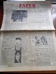 Zafer Gazetesi - 16 Nisan 1960 - Ürdün Kralı Hüseyin'in Basın Toplantısı - Ürdün Kralı Hüseyin İstanbul'a Gitti -  Ücretli İzin Kanunu Dün Meriyete Girdi - CHP Siyasi Mücadelede Meşru Hudutları Ziyadesi İle Aşmıştır -  Başvekil Adnan Menderes Amasya Ve Güdül Heyetleriyle Görüştü - Kelle Meselesi Yazan Bahadır Dülger - Tüccar Ve Sanayicilerin İsmet İnönü'ye Protestosu - Ahmet Emin Yalman Dün Tahliye Edildi - Meclis Bozgunculuğa Hayır Diyecek - Devrimizin Takdiri Yazan Profesör Doktor Emin Bilgiç - Sabato Visco Madalya Verecek - Anthony Eden'in Siyasi Hatıraları Yazı Dizisi - İtalya'da Buhran Yine Çıkmaza Girdi - Fransız Komünist Partisi Bir Sarsıntı Geçirdi - Fidel Castro'ya Karşı İsyan Mı - Tek Kurşunla Vurulanlar Yazı Dizisi - Galatasaray Şeker Hilal Maçı - Avrupa Genç Takımlar Şampiyonasında İlk Maçımız Batı Almanya İle - Spor Toto'daki İki Birinci 60.940 şar Lira Aldılar - Kabul Edilen Dünya Atletizm Rekorları -  Basketbol Hakemi Tevfik Artun Ajan Oldu