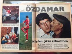 HAYAT SPOR DERGİSİ - 6 MART 1974 - SAYI: 1 - GAZİ ŞAMPİYONU AT KARAYEL İNGİLTERE'DE YARIŞACAK, EFSANE KARAYEL FOTOĞRAFI - FENERBAHÇE, CEMİL TURAN - GENÇLİK VE SPOR BAKANI MUSLUHİTTİN YILMAZMETE - VOLKAN YİĞİT - CEM ATABEYOĞLU - ÖMER KARADAĞ - EKREM ÖZDAMAR - DOĞAN ATILGAN - KAMRAN TEKİL - BEHİÇ KILIÇ - MAHMUT CEPLİ - BİLGE TÜTE - SEYFİ TATAR - SATILMIŞ VARLIK - CEMAL KAMACI - YAŞAR UÇAR - BEŞİKTAŞ, NİKO - GÜNGÖR SAYARI - SABRİ HOCA - DİDİ - CANKURTARAN - MR. BIRCH - ALAETTİN METİN, SADIK ELİYEŞİL, GÜLSÜM ELİYEŞİL, KARAYEL - BREZİLYA, DÜNYA KUPASI ve PELE - VALERI NEAGU - ARKA KAPAK; MURAT 124 REKLAMI - 32 SAYFA TAM TAKIM SPOR DERGİSİ