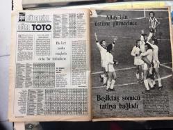 HAYAT SPOR DERGİSİ - 10 ARALIK 1975 - SAYI: 50 - CİLT: 4 - GİRESUNSPOR 1975 TAKIM KADROSU POSTERİ - KASTAMONUSPOR 1975 TAKIM KADROSU POSTERİ - ISPARTASPOR 1975 TAKIM KADROSU POSTERİ - FATİH TERİM, FETHİ DEMİRCAN - TÜRK BOKSU - ODHAN BAYKARA - ERDOĞAN ÇİFTLER - DONNA MURRAY - SABRİ HOCA - BEŞİKTAŞ - METİN OKTAY - ALTAY SPOR - TUNCAY TUĞAL - MECİT AVCI - BÜLENT ÖZYAZICI - DÜŞVAR İYİİŞ - AZİZ ERGÜN - ALİ HOŞFİKİRER - OKAN YÜKSEL - ÖMER KARADAĞ - CEM ATABEYOĞLU - TAMER KAPTAN - TAMER GÜNEY - MEHMET EREN - İHSAN TUNCALI - VECDİ KÖKSAL - LÜTFÜ DAĞDAŞ - ONUR BELGE - ÇETİN KURDOĞLU - NECDET GÜNGÖRSÜN - NEVZAT BALKAYA - ÖZER IŞIK - MUHARREM ATİK - ÖZER IŞIK - VECDİ KÖKSAL - ÖMER KAYA - DİDİ, FENERBAHÇE - GÜVEN KUYUMLU - GALATASARAY - NECMİ ERSAN - ARKA KAPAK; ENDER KONCA - 32 SAYFA TAM TAKIM SPOR DERGİSİ