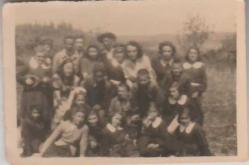 MÜZİK EĞİTİM TARİHİ - 1940 LI YILLAR SİYAH ÖNLÜKLÜ KIZ ÖĞRENCİLER MANDOLİN SİYAH BEYAZ FOTOĞRAF