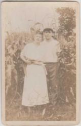 YÜZYILBAŞI DÖNEM MISIR TARLASINDA POZ VEREN SEVGİLİLER AŞK SEVDA TEMALI SİYAH BEYAZ FOTOĞRAF