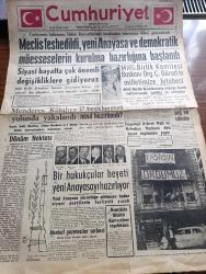 Cumhuriyet Gazetesi - 28 Mayıs 1960 - Türkiyenin Kahraman Silahlı Kuvvetlerimiz Tarafından İdaresinin İkinci Günündeyiz - Meclis Feshedildi Yeni Anayasa Ve Demokratik Müesseselerin Kurulma Hazırlığına Başlandı - Milli Birlik Komitesi Başkanı Orgeneral Cemal Gürsel'in Milletimize Hitabesi - İsmet İnönü Sağ Ve Sıhhatte - Bir Hukukçular Heyeti Yeni Anayasa Hazırlıyor - Adnan Menderes Kütahya Yolunda Yakalandı - Celal Bayar - Refik Koraltan - 27 Mayıs Hareketin Nasıl Hazırlandı - Dönüm Noktası Yazan Nadir Nadi -  Yıldızlar Mahallesinde Komiserdim Beverly Hills Yazan Clinton Anderson Yazı Dizisi - Dümensiz Gemi Yazan Rikkat Köknar Yazı Dizisi - Yıldızların Filmini Çeken Bir Roket Atıldı -  Dün Radyoda Okunan Şiirler - Bütün Dünya Radyoları Bizden Bahsetti - Resimli Roman Başkasının Günahı Çizen Yves Sayol - Adını Kaybeden Adam Çeviren Hatice Vildan - Prenses Margaret'in Düğünü Yeni Modaya İlham Verdi - Kahraman Ordumuzun İdareyi Eline Alması Üzerine Spor Müsabakalarının Durumu Aydınlanacak