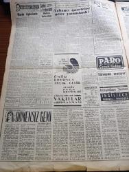 Cumhuriyet Gazetesi - 28 Mayıs 1960 - Türkiyenin Kahraman Silahlı Kuvvetlerimiz Tarafından İdaresinin İkinci Günündeyiz - Meclis Feshedildi Yeni Anayasa Ve Demokratik Müesseselerin Kurulma Hazırlığına Başlandı - Milli Birlik Komitesi Başkanı Orgeneral Cemal Gürsel'in Milletimize Hitabesi - İsmet İnönü Sağ Ve Sıhhatte - Bir Hukukçular Heyeti Yeni Anayasa Hazırlıyor - Adnan Menderes Kütahya Yolunda Yakalandı - Celal Bayar - Refik Koraltan - 27 Mayıs Hareketin Nasıl Hazırlandı - Dönüm Noktası Yazan Nadir Nadi -  Yıldızlar Mahallesinde Komiserdim Beverly Hills Yazan Clinton Anderson Yazı Dizisi - Dümensiz Gemi Yazan Rikkat Köknar Yazı Dizisi - Yıldızların Filmini Çeken Bir Roket Atıldı -  Dün Radyoda Okunan Şiirler - Bütün Dünya Radyoları Bizden Bahsetti - Resimli Roman Başkasının Günahı Çizen Yves Sayol - Adını Kaybeden Adam Çeviren Hatice Vildan - Prenses Margaret'in Düğünü Yeni Modaya İlham Verdi - Kahraman Ordumuzun İdareyi Eline Alması Üzerine Spor Müsabakalarının Durumu Aydınlanacak
