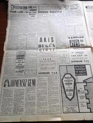 Cumhuriyet Gazetesi - 31 Mayıs 1960 - Tersine Dönen Çarklar Yazan Nadir Nadi Köşe Yazısı - Malum Devirde Yasak Olan Resimler - Orgeneral Cemal Gürsel'in Başbakanlık Penceresinden Halka Hitabı - Ethem Menderes Gazetecilere İzahat Vermeye Giderken - Şehit Olan Gençler Üniversite Bahçesine Defnedilecekler - Bir Kürdistan Hükümeti Tesisi İçin Demokrat Parti Grubu İçinde Çalışanlar Varmış - Sabık İçişleri Bakanı Namık Gedik İntihar Etti - Celal Bayar'da Mı İntihara Teşebbüs Etti - Yeni Kabine Dün İlk Toplantısını Yaptı - Yıldızlar Mahallesinde Komiserdim Beverly Hills Yazan Clinton Anderson Yazı Dizisi - Dümensiz Gemi Yazan Rikkat Köknar Yazı Dizisi - Sovyetler İngiliz Roket Üssündeki Radarları Bozdular - Bitlis Milletvekili Salahaddin İnan 2 silah Ve 1500 Mermi İle Tutuldu - Geyikli Hadiseleri Nasıl Cereyan Etmişti - Koruyucu Melekler Aşkın Gözleri Çizgi Roman - Resimli Roman Başkasının Günahı Çizen Yves Sayol - Bay Oscar Karikatür - Macar Futbolcu Puşkaş 10 Kilo Zayıfladı