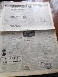Cumhuriyet Gazetesi - 31 Mayıs 1960 - Tersine Dönen Çarklar Yazan Nadir Nadi Köşe Yazısı - Malum Devirde Yasak Olan Resimler - Orgeneral Cemal Gürsel'in Başbakanlık Penceresinden Halka Hitabı - Ethem Menderes Gazetecilere İzahat Vermeye Giderken - Şehit Olan Gençler Üniversite Bahçesine Defnedilecekler - Bir Kürdistan Hükümeti Tesisi İçin Demokrat Parti Grubu İçinde Çalışanlar Varmış - Sabık İçişleri Bakanı Namık Gedik İntihar Etti - Celal Bayar'da Mı İntihara Teşebbüs Etti - Yeni Kabine Dün İlk Toplantısını Yaptı - Yıldızlar Mahallesinde Komiserdim Beverly Hills Yazan Clinton Anderson Yazı Dizisi - Dümensiz Gemi Yazan Rikkat Köknar Yazı Dizisi - Sovyetler İngiliz Roket Üssündeki Radarları Bozdular - Bitlis Milletvekili Salahaddin İnan 2 silah Ve 1500 Mermi İle Tutuldu - Geyikli Hadiseleri Nasıl Cereyan Etmişti - Koruyucu Melekler Aşkın Gözleri Çizgi Roman - Resimli Roman Başkasının Günahı Çizen Yves Sayol - Bay Oscar Karikatür - Macar Futbolcu Puşkaş 10 Kilo Zayıfladı