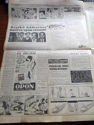 Cumhuriyet Gazetesi - 31 Mayıs 1960 - Tersine Dönen Çarklar Yazan Nadir Nadi Köşe Yazısı - Malum Devirde Yasak Olan Resimler - Orgeneral Cemal Gürsel'in Başbakanlık Penceresinden Halka Hitabı - Ethem Menderes Gazetecilere İzahat Vermeye Giderken - Şehit Olan Gençler Üniversite Bahçesine Defnedilecekler - Bir Kürdistan Hükümeti Tesisi İçin Demokrat Parti Grubu İçinde Çalışanlar Varmış - Sabık İçişleri Bakanı Namık Gedik İntihar Etti - Celal Bayar'da Mı İntihara Teşebbüs Etti - Yeni Kabine Dün İlk Toplantısını Yaptı - Yıldızlar Mahallesinde Komiserdim Beverly Hills Yazan Clinton Anderson Yazı Dizisi - Dümensiz Gemi Yazan Rikkat Köknar Yazı Dizisi - Sovyetler İngiliz Roket Üssündeki Radarları Bozdular - Bitlis Milletvekili Salahaddin İnan 2 silah Ve 1500 Mermi İle Tutuldu - Geyikli Hadiseleri Nasıl Cereyan Etmişti - Koruyucu Melekler Aşkın Gözleri Çizgi Roman - Resimli Roman Başkasının Günahı Çizen Yves Sayol - Bay Oscar Karikatür - Macar Futbolcu Puşkaş 10 Kilo Zayıfladı