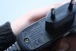 Nokia Telefonlar için 3,5 mm Kalınlığında Pinli Orijinal Nokia ACP-12E Şebeke Şarj Cihazı         DETAYLAR RESIMLERDE BAKMADAN ALMA  (( TEKNIK MAVI KUTU