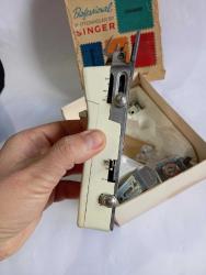 Singer dikiş makinesi parçası kutusunda