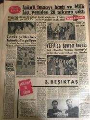 YENİ SABAH GAZETESİ 9 AĞUSTOS 1962 YIL :25 SAYI :8407--Esnaf, servet beyanının kaldırılmasını talep etti --F.Kuytak vefat etti ---Eşkıya bir çocuğu Siirt te dağa kaldırdı --Brezilya :Askeri darbe yakın ---Bölükbaşı :Affı İnönü çıkamıyor --Çocuk düşürmek istedi ,kendi öldü --İşçi sigortasında hastayı tedavi edilemez diye geri çevirdiler ---Bir Basın Toplantısı :Siyavuşgil ---Lokantacı ve berberler zamda ısrar ediyorlar ---Radyo Programları ---Lübnan da yabancılar sayma tabi tutulacak ---3 Trafik kazası 3 ölü var --İnönü imzayı bastı ve Milli Lig yeniden 20 takıma çıktı ---Tenis yıldızları İstanbul a geliyor ---Vefa da bayram havası ---Ankara da bir boykot hadisesi ---Hazer ,Partilere ait kanunun çıkarılmasını istedi --Aksal : Bizim verilecek hesabımız yok dedi --Aydemir in beyanatını yayınlayan bir gazete beraat etti ---Tarım Bakanı Hububat İstihsali Normal Dedi ---