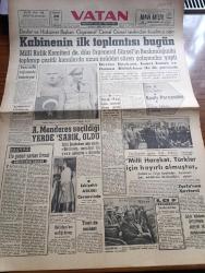 Vatan Gazetesi - 30 Mayıs 1960 - Ele Geçen Yaman Fırsat Yazan Ahmet Emin Yalman Köşe Yazısı - Devlet Ve Hükümet Başkanı Orgeneral Cemal Gürsel Tarafından Kurulmuş Olan Kabinenin İlk Toplantısı Bugün - Devlet Başkanı Cemal Gürsel İsmet İnönü Ve Osman Bölükbaşı İle De Görüştü - Yeşilköy'den Geçen İran Şahı'nın Beyanatı Milli Hareket Türkler İçin Hayırlı Olmuştur - Adnan Menderes Seçildiği Yerde Sabık Oldu -  Fatin Rüştü Zorlu'nun Hazinesi - İnsan Bir Yerde Bellidir Yazan Mehmet Seyda Yazı Dizisi - Abdülmecid'in Haremi Hümâyunu Yazan Nahit Sırrı Örik Yazı Dizisi - Kanlı Perşembe - Hoş Memo Karikatür Çizen Al Capp - İyi Gitmeyi Bilmediler Yazan Oktay Akbal Köşe Yazısı - Selam Sana Gece Yarısı Hastaneden Kaçırılan Polis Jipi İle Meçhul Yolculuğa Çıkarılan Şehit - Gece Gondolları Yazan Albert Jean Yazı Dizisi - Üç Köyde Sinema Açıldı - Lüp Lüp Amca Çizen Ric - Tonton Agah Çizen Sade Yalçın - Stiv Roper Çizen Saunders Ve Waggon - Anıtkabir'de Şiir Behçet Kemal Çağlar - Pan American