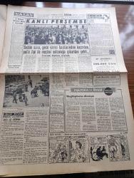 Vatan Gazetesi - 30 Mayıs 1960 - Ele Geçen Yaman Fırsat Yazan Ahmet Emin Yalman Köşe Yazısı - Devlet Ve Hükümet Başkanı Orgeneral Cemal Gürsel Tarafından Kurulmuş Olan Kabinenin İlk Toplantısı Bugün - Devlet Başkanı Cemal Gürsel İsmet İnönü Ve Osman Bölükbaşı İle De Görüştü - Yeşilköy'den Geçen İran Şahı'nın Beyanatı Milli Hareket Türkler İçin Hayırlı Olmuştur - Adnan Menderes Seçildiği Yerde Sabık Oldu -  Fatin Rüştü Zorlu'nun Hazinesi - İnsan Bir Yerde Bellidir Yazan Mehmet Seyda Yazı Dizisi - Abdülmecid'in Haremi Hümâyunu Yazan Nahit Sırrı Örik Yazı Dizisi - Kanlı Perşembe - Hoş Memo Karikatür Çizen Al Capp - İyi Gitmeyi Bilmediler Yazan Oktay Akbal Köşe Yazısı - Selam Sana Gece Yarısı Hastaneden Kaçırılan Polis Jipi İle Meçhul Yolculuğa Çıkarılan Şehit - Gece Gondolları Yazan Albert Jean Yazı Dizisi - Üç Köyde Sinema Açıldı - Lüp Lüp Amca Çizen Ric - Tonton Agah Çizen Sade Yalçın - Stiv Roper Çizen Saunders Ve Waggon - Anıtkabir'de Şiir Behçet Kemal Çağlar - Pan American