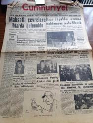 Cumhuriyet Gazetesi - 24 Aralık 1960 - Dikensiz Gül Olmaz Yazan Nadir Nadi Köşe Yazısı - Milli Birlik Komitesi'nin Kurucu Meclisle İlgili Tebliği Maksatlı Çevrelere İhtarda Bulunuldu - Börekçi Ali'nin Bu Sabah İdamı Bekleniyordu - Temsilci Seçme Faaliyeti - Yüksek Adalet Divanı Ve Soruşturma Kurulu İle İlgili Kanunun Metni - Bazı Düşükler Umumî Mahkemeye Sevkedilecek - İnkılap Şehidi Kubilay'ın Şehadetinin Yıldönümü - Şemseddin Günaltay Dünkü Celsede Celal Bayar'ı Şiddetle İtham Etti - Atatürk Heykeline Saldırının 11 Zanlısı Dün Birbirleri İle Yüzleştirildi - Moskova Patriği Aleksi Dün Geldi - 10. Köy Yazan Fakir Baykurt Yazı Dizisi - Amerika'nın En Genç Başkanı Kennedy Hayatı Macera Ve Mücadeleleri Yazan James MacGregor Yazı Dizisi - Ruh Mikropları 147'lerin Affına Dair Yazan Halide Edip Adıvar Köşe Yazısı - Irak'taki Fransız Petrol Hissesinin Millileştirilmesi İsteniyor - Dünyanın En Pahalı Tablosu Somurtan Joconde - Galatasaray Ankaragücü Maçı - Can Bartu -Galatasaray Voleybolcuları