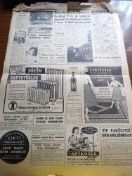 Cumhuriyet Gazetesi - 24 Aralık 1960 - Dikensiz Gül Olmaz Yazan Nadir Nadi Köşe Yazısı - Milli Birlik Komitesi'nin Kurucu Meclisle İlgili Tebliği Maksatlı Çevrelere İhtarda Bulunuldu - Börekçi Ali'nin Bu Sabah İdamı Bekleniyordu - Temsilci Seçme Faaliyeti - Yüksek Adalet Divanı Ve Soruşturma Kurulu İle İlgili Kanunun Metni - Bazı Düşükler Umumî Mahkemeye Sevkedilecek - İnkılap Şehidi Kubilay'ın Şehadetinin Yıldönümü - Şemseddin Günaltay Dünkü Celsede Celal Bayar'ı Şiddetle İtham Etti - Atatürk Heykeline Saldırının 11 Zanlısı Dün Birbirleri İle Yüzleştirildi - Moskova Patriği Aleksi Dün Geldi - 10. Köy Yazan Fakir Baykurt Yazı Dizisi - Amerika'nın En Genç Başkanı Kennedy Hayatı Macera Ve Mücadeleleri Yazan James MacGregor Yazı Dizisi - Ruh Mikropları 147'lerin Affına Dair Yazan Halide Edip Adıvar Köşe Yazısı - Irak'taki Fransız Petrol Hissesinin Millileştirilmesi İsteniyor - Dünyanın En Pahalı Tablosu Somurtan Joconde - Galatasaray Ankaragücü Maçı - Can Bartu -Galatasaray Voleybolcuları