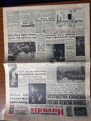 Havadis Gazetesi - 8 Aralık 1960 - Yurdun Mesken Davası Kökünden Halledilecek - Hatay'a Göz Dikenleri Bir Cevap - Fehmi Yavuz Üniversite Diyarbakır'da Açılmalı Diyor - Kruşçef Hasta - Kurucu Mecliste Temsil İşinde Gençlik Teşekkülleri Arasında İhtilaf Çıktı - Bugün Yassıada'da Dört Dava Var - Havana'da Bir Kilisede Bomba İnfilak Etti - Sanayi Odasına Bağlı 12 Sendika Kuruluyor - Çetin Altan'a Yazan Orhan Seyfi Orhon Köşe Yazısı - Yıldönümünde Pearl Harbour Baskını Yazan Cemil Monus Köşe Yazısı - Temel Reis Çizen Ralph Stein - Deliler Gülüyor Yazan Süleyman Tekil Yazı Dizisi - İttihat Ve Terakki Eflatun Serisi Türk Argosu Yazan Cevdet Perim - Bu Ceset Kimin Yazan W.J. Yazı Dizisi - Affetmeyen Kadın Yazan Jean P. Moerau Yazı Dizisi - Minyatür Ses Makinesi - Ayhan Elmastaşoğlu 12 Aralık'ta 2. Defa Galatasaraylı Olacak - Galatasaray Basketbol Takımının Gidişi Bu Sabaha Kaldı - Dünyanın En Ünlü Basketbol Takımı Harlem Globet - Milli Takımımız 1961 Yılında Tunusta Yapılacak Spor Festivalinde