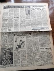 Havadis Gazetesi - 8 Aralık 1960 - Yurdun Mesken Davası Kökünden Halledilecek - Hatay'a Göz Dikenleri Bir Cevap - Fehmi Yavuz Üniversite Diyarbakır'da Açılmalı Diyor - Kruşçef Hasta - Kurucu Mecliste Temsil İşinde Gençlik Teşekkülleri Arasında İhtilaf Çıktı - Bugün Yassıada'da Dört Dava Var - Havana'da Bir Kilisede Bomba İnfilak Etti - Sanayi Odasına Bağlı 12 Sendika Kuruluyor - Çetin Altan'a Yazan Orhan Seyfi Orhon Köşe Yazısı - Yıldönümünde Pearl Harbour Baskını Yazan Cemil Monus Köşe Yazısı - Temel Reis Çizen Ralph Stein - Deliler Gülüyor Yazan Süleyman Tekil Yazı Dizisi - İttihat Ve Terakki Eflatun Serisi Türk Argosu Yazan Cevdet Perim - Bu Ceset Kimin Yazan W.J. Yazı Dizisi - Affetmeyen Kadın Yazan Jean P. Moerau Yazı Dizisi - Minyatür Ses Makinesi - Ayhan Elmastaşoğlu 12 Aralık'ta 2. Defa Galatasaraylı Olacak - Galatasaray Basketbol Takımının Gidişi Bu Sabaha Kaldı - Dünyanın En Ünlü Basketbol Takımı Harlem Globet - Milli Takımımız 1961 Yılında Tunusta Yapılacak Spor Festivalinde