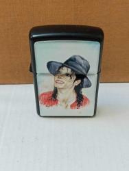 Ç4---KULLANILMAMIŞ MİCHAEL JACKSON GÖRSELLİ BENZİNLİ ÇAKMAK