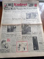 Kudret Gazetesi - 11 Aralık 1960 - Kurucu Meclis Tasarısı Dün Kabul Edildi - Mecliste Partilerin 74 Temsilcisi Bulunacak - Bakanlar Tabii Üye Olarak Meclise Katılacaklar - Milli Birlik Komitesi De 18 Üye Seçecek - Güllüşah Ve Aşık İhsanı Burdur'da Tecavüze Uğradılar - Yüksel Adalet Divanı Başkanı Salim Başol Dün Ankara'ya Geldi - Ankara Barosunun Mutad Yıllık Kongresi Dün Yapıldı - İpar Davasına Devam Olundu - Dil Gümrüğü Kurulmalıdır - Gelin Kaya Yazan Muazzez Aruoba Yazı Dizisi - Aydınlığa Doğru Yazan Muazzez Aruoba - Küba'da Komünist Aleyhtarı Gösteri - Gizli Aşk Resimli Aşk Romanı - Ölümünün Yıldönümü Münasebetiyle Mevlana'nın Oğluna Büyük Vasiyeti Yazan Neriman Hikmet Yazı Dizisi - İsrail'in Su Davası Nasıl Halledildi - Türk Film Sanayiinin Şaheseri Ayşecik Şeytan Çekici Yazan Şahap Gençsoy - Zeynep Değirmencioğlu - Fenerbahçe PTT'ye Karşı Maçı Zor Aldı - Galatasaray Olimpiyakos Karşılaşıyor - Juliet Rimet Dünya Kupası Eleme Maçları Sofyada