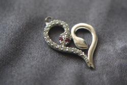 GÜMÜŞ  KOLYE UCU   %100 ORJİNAL GÜMÜŞ  DETAYLAR RESIMLERDE (DELİKLİ RAF YUVARLAK KUTU