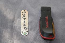 KOLYE UCU   %100 ORJİNAL GÜMÜŞ  DETAYLAR RESIMLERDE (DELİKLİ RAF YUVARLAK KUTU