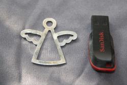 MELEK KOLYE UCU   %100 ORJİNAL GÜMÜŞ  DETAYLAR RESIMLERDE (DELİKLİ RAF YUVARLAK KUTU