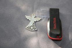 MELEK KOLYE UCU   %100 ORJİNAL GÜMÜŞ  DETAYLAR RESIMLERDE (DELİKLİ RAF YUVARLAK KUTU