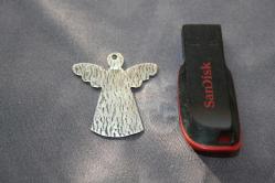 MELEK KOLYE UCU   %100 ORJİNAL GÜMÜŞ  DETAYLAR RESIMLERDE (DELİKLİ RAF YUVARLAK KUTU