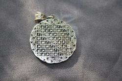 İsmi Azam ve Yedi Ayetler   KOLYE UCU   %100 ORJİNAL GÜMÜŞ  DETAYLAR RESIMLERDE (DELİKLİ RAF YUVARLAK KUTU