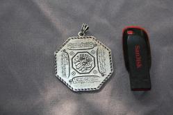 İSRA YADA Felak ve Nas Suresi 925 Ayar Gümüş    KOLYE UCU   %100 ORJİNAL GÜMÜŞ  DETAYLAR RESIMLERDE (DELİKLİ RAF YUVARLAK KUTU