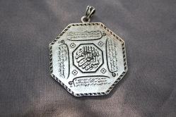 İSRA YADA Felak ve Nas Suresi 925 Ayar Gümüş    KOLYE UCU   %100 ORJİNAL GÜMÜŞ  DETAYLAR RESIMLERDE (DELİKLİ RAF YUVARLAK KUTU