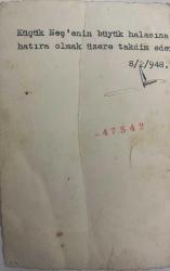Çiçeklerin önünde birbirlerine sarılıp gülümseyerek poz veren bir kadın ve erkeğin fotoğrafı. 05.08.1961 Nişan tarihi.. Çok sevgili Hayriye teyzemize ve Şadanıma nişan hatıram Firdevs Nermin.... FOTO BAYBURT    ,ORİJİNAL SİYAH & BEYAZ, 14 x 9cm EBADINDA - 1940'LAR, 1950'LER, 1960'LAR ve 1970'LER