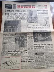 Havadis Gazetesi - 14 Aralık 1960 - Topkapı Davasında Dün 14 Şahit Dinlendi - Bir Avukat Şahit Zeki Şahin'in 12 Şerir Adamı İle İsmet İnönü'yü Öldürmek İstediklerini İddia Etti - Öncü Ve Yenigün Gazeteleri Kapatıldı - Cezayirde Son 48 Saatte Bin Kişi Öldürülmüş - Üniversiteliler Ankara'da Cezayir İçin Yürüyüş Yaptılar - Edebiyat Fakültesine 500 Öğrenci Daha Alınacak - Amerika NATO'ya Polaris Veriyor - Temel Reis Çizen Ralph Stein - Deliler Gülüyor Yazan Süleyman Tekil Yazı Dizisi - Özel Çocuk Kreşleri Yazan Doktor Aziz Yergök Köşe Yazısı - Affetmeyen Kadın Yazan Jean P. Mouerau Yazı Dizisi - İstanbul Ankara Radyosu Programı - İstanbul Belediyesi Şehir Tiyatrosu Programı - Gazetelerden Başlıklar - Barbara Davası Karara Kaldı - Can Bartu Bu Hafta Oynamayacak - Fenerbahçe Ve Galatasaray Dün Antrenman Yaptı - Antrenör Rebi Erkal Kasımpaşa'dan Ayrıldı - İstanbul Boks Şampiyonası Bugün Yapılıyor - Basketbol Lig Karşılaşmalarına Ara Verildi