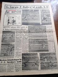 Havadis Gazetesi - 19 Aralık 1960 - Kurucu Meclis Azalarının Seçim Faaliyeti Hızlandı - 7 Ocakta Siyasi Faaliyete Müsaade Edilmesi Muhtemel - Mevlana Haftası Sona Erdi - Açıkta Kalan 700 Talebe Üniversiteye Alınıyor - Yanmakta Olan Yugoslav Tankerine Dün Çıkıldı - Boğaz Köprüsü İnşaatından Vazgeçildi - Cezayirde Yerliler Milliyetçilere Bağlı - Başgil'in Yeni Kitabı Yazan Gökhan Evliyaoğlu Köşe Yazısı - Temel Reis Çizen Ralph Stein - Deliler Gülüyor Yazan Süleyman Tekil Yazı Dizisi - İstanbul Edirnekapıda Marangozlar Sitesi İnşaatı Yarıda Kaldı - Londra'ya Milyonlar Veren Yer Çıplak Kadınlar Sokağı - Bu Ceset Kimin Yazan W. J. Yazı Dizisi - Affetmeyen Kadın Yazan Jean P. Moerau Yazı Dizisi - Galatasaray Fenerbahçe'yi Ezdi 5 0 - Metin Oktay Şahane Dört Golü İle Fenerbahçe Müdafaasını Çökertti - Ankaragücü 3 Altay 0 - Spor Toto Neticeleri - Galatasaray Fenerbahçe Maçından Fotoğraflar - Beykoz İstanbulspor'la 2 2 Berabere Kaldı