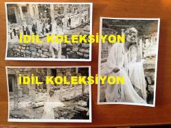 SES SANATÇISI RÜÇHAN ÇAMAY'IN ORİJİNAL 3'LÜ FOTOĞRAF SETİ - 18 x 12 cm EBADINDA - SİYAH & BEYAZ - RÜÇHAN ÇAMAY BEYAZ ELBİSESİYLE ANTİK AMFİ TİYATRODA POZ VERİRKEN ÇEKİLMİŞ 3 FARKLI FOTOĞRAF