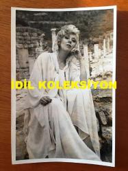 SES SANATÇISI RÜÇHAN ÇAMAY'IN ORİJİNAL 3'LÜ FOTOĞRAF SETİ - 18 x 12 cm EBADINDA - SİYAH & BEYAZ - RÜÇHAN ÇAMAY BEYAZ ELBİSESİYLE ANTİK AMFİ TİYATRODA POZ VERİRKEN ÇEKİLMİŞ 3 FARKLI FOTOĞRAF